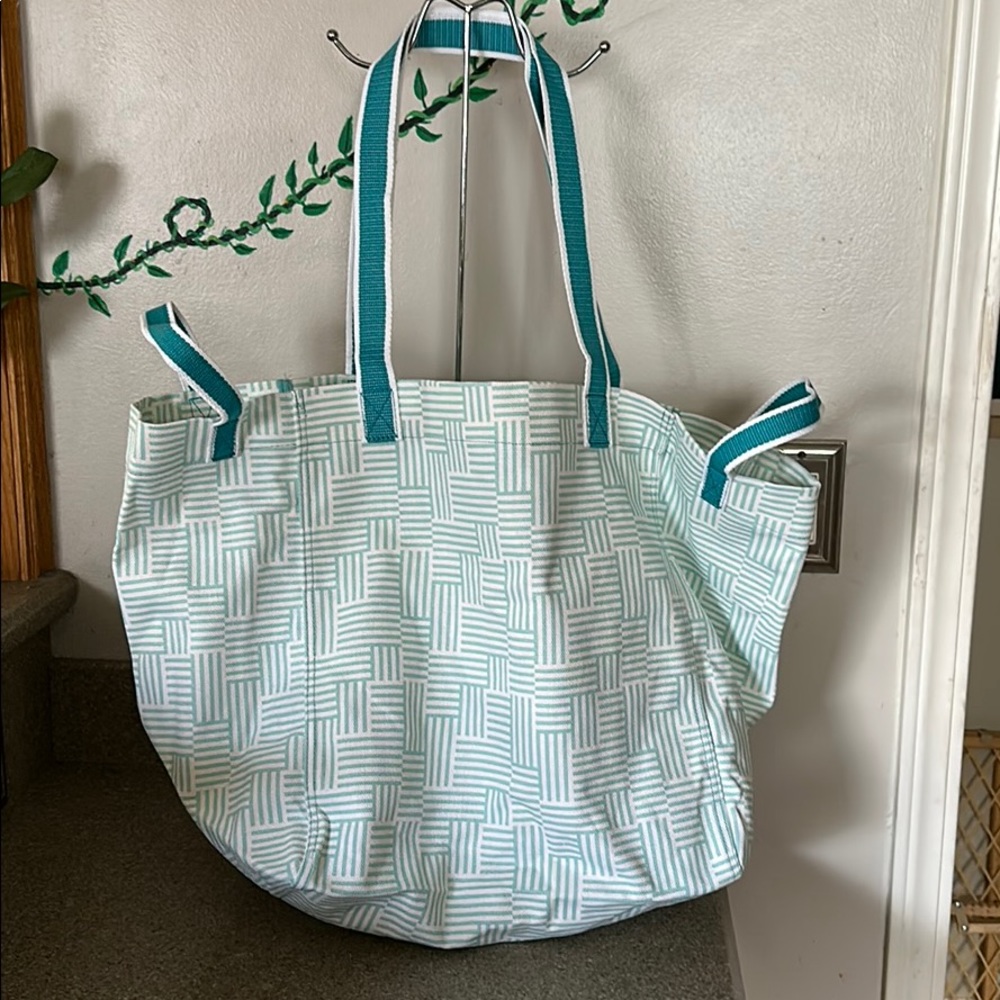 New with Tags!  Thirty-one -New Horizons Tote